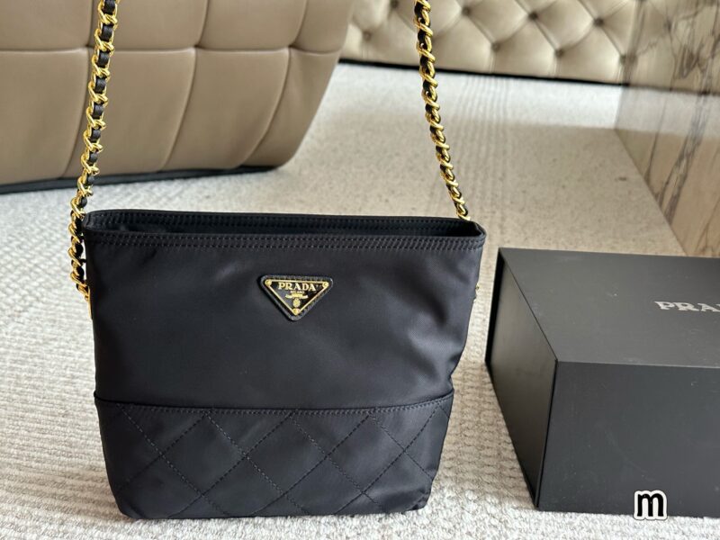 240 boxes
size：20cm
Prada Hobo Vintage Underarm Bag
Zhuzhu nylon chain bag of the same style!
Minimalist yet sophisticated chain bag
Being carried by the celebrity Zhu Zhu immediately became popular!
Nylon is lightweight, practical, durable, and ea...