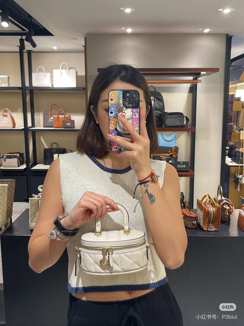 b6aad79920.jpg Coach's new box bag is back!
This one is finally not so useless! Can install a mobile phone!
Her upper body looks very princess!
#Box bag # Exquisite small bag # Coach