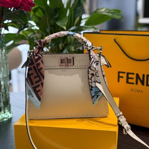 Fendi can cure all diseases p230
While shopping, I was mesmerized by FENDI Peekaboo ISeeU Petite's natural grain leather paired with Selleria handmade stitching
Full of design sense, low-key luxury yet elegant
No matter what outfit it is paired with,...