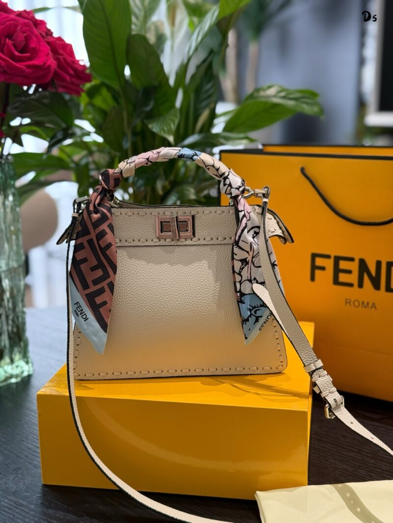 b6ab354ea0.jpg Fendi can cure all diseases p230
While shopping, I was mesmerized by FENDI Peekaboo ISeeU Petite's natural grain leather paired with Selleria handmade stitching
Full of design sense, low-key luxury yet elegant
No matter what outfit it is paired with,...