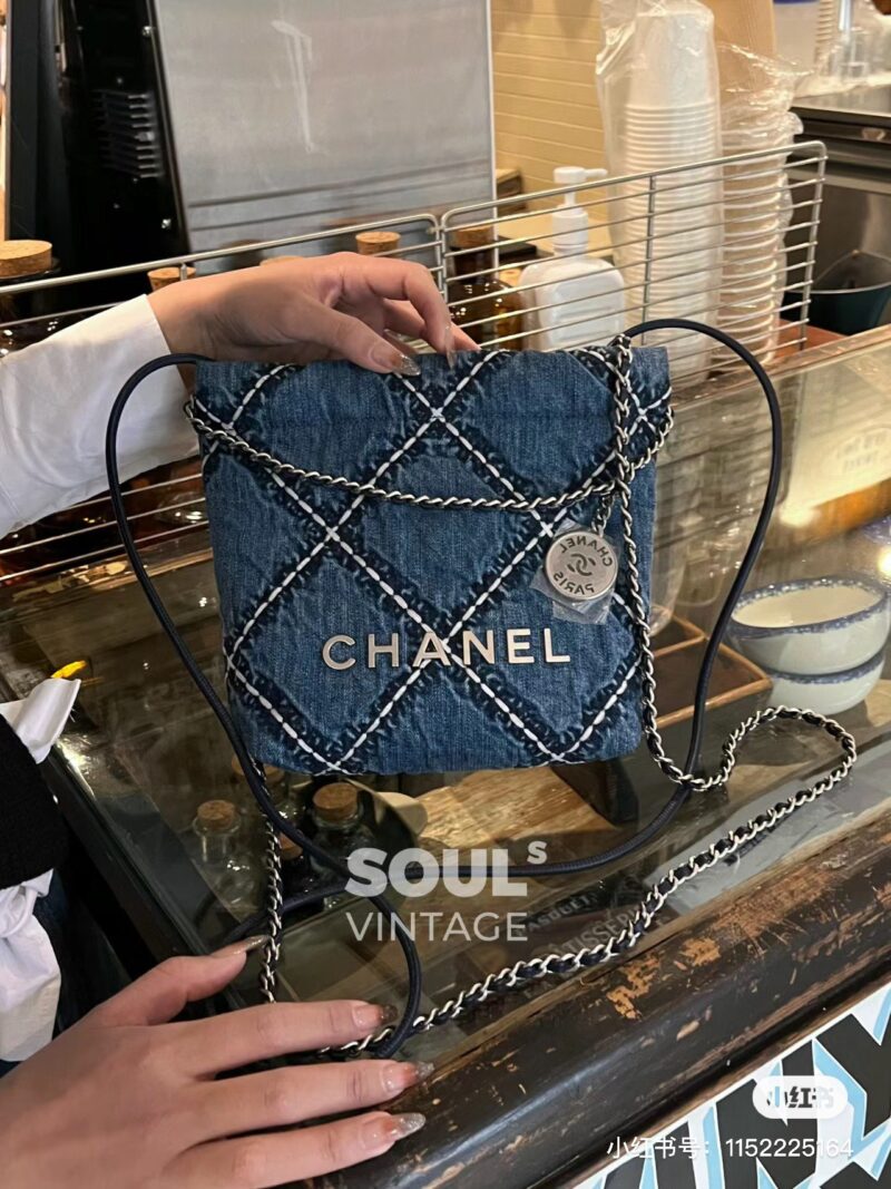 b6b785f8b5.jpg Chanel garbage bag mini denim
The Chanel 22bag mini has once again entered the season of being obsessed with denim. The new 24p172bag denim mini is a bit tricky for me! White stitching paired with blue denim
Fashionable and explosive
Same color chain...