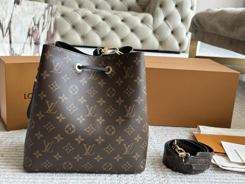 255 wide shoulder straps with box
High quality daily recommendation
L Home Bucket Bag Noe Bucket
This water bucket has a soft texture
Size: 26cm
Cross shoulder/single shoulder is more comfortable
Search for Lv bucket bag