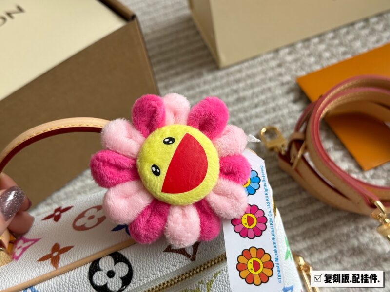 b6c56d41a4.jpg ¥ 260 new white tri color replica box
L's new makeup bag is really beautiful! It's very compact and exquisite, with just the right width to fit far ahead. Even a bigger phone should be fine, it's perfect for spring and summer! Old flowers look great...