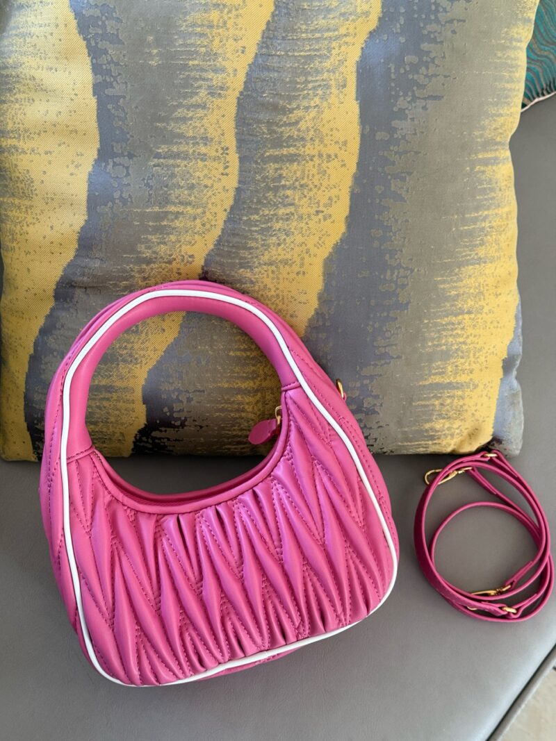 220 boxes
size：22*11cm
MiuMiu girl who can be cool and cute
Miumiu wander bag
Easy to match, can handle any style
The material is very soft
The capacity is also very good
Retro and playful hobo bag shape
It's a bag that I've been taking out almost ...