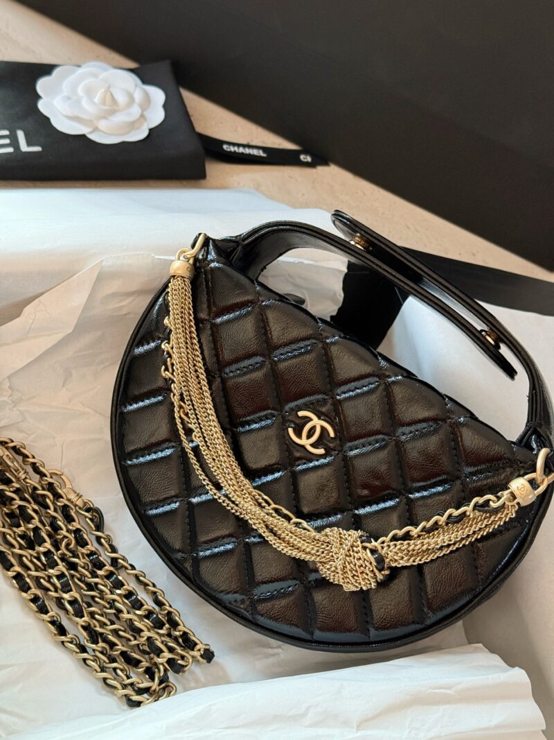 b6f4b27925.jpg 225 boxes
size:18*12.5cm
Xiaoxiang's 24A hula hoop is amazing!
Oil wax cowhide hula hoop bag
Really cute, huge, exquisite and beautiful
The gold tassel chain of 24 inches looks more fashionable and luxurious
Carry the high-end items casually
Did th...