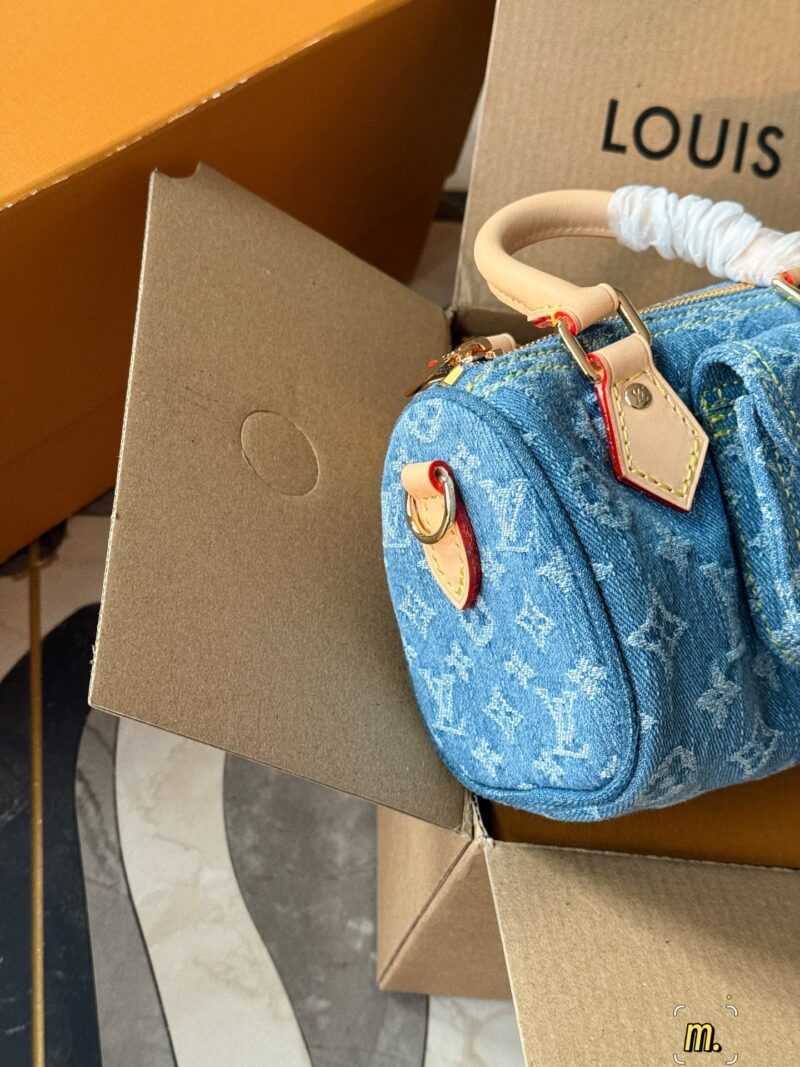 b6fa262b00.jpg 300 boxes
size17*11cm
L's newly released denim Nano Speedy
Really cute
I feel younger than an old flower
It looks very mini, but it can hold a wallet, lipstick, phone, iPhone, car keys
Tested daily travel without any issues, OK