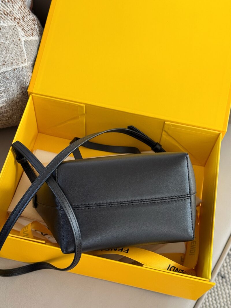 b6fb8e63bc.jpg 230 box
size:16*13cm
Fendi F's little monster Toth
I found it very versatile on the upper body!
Look at this little one
But it can hold all the necessary items for daily outings~