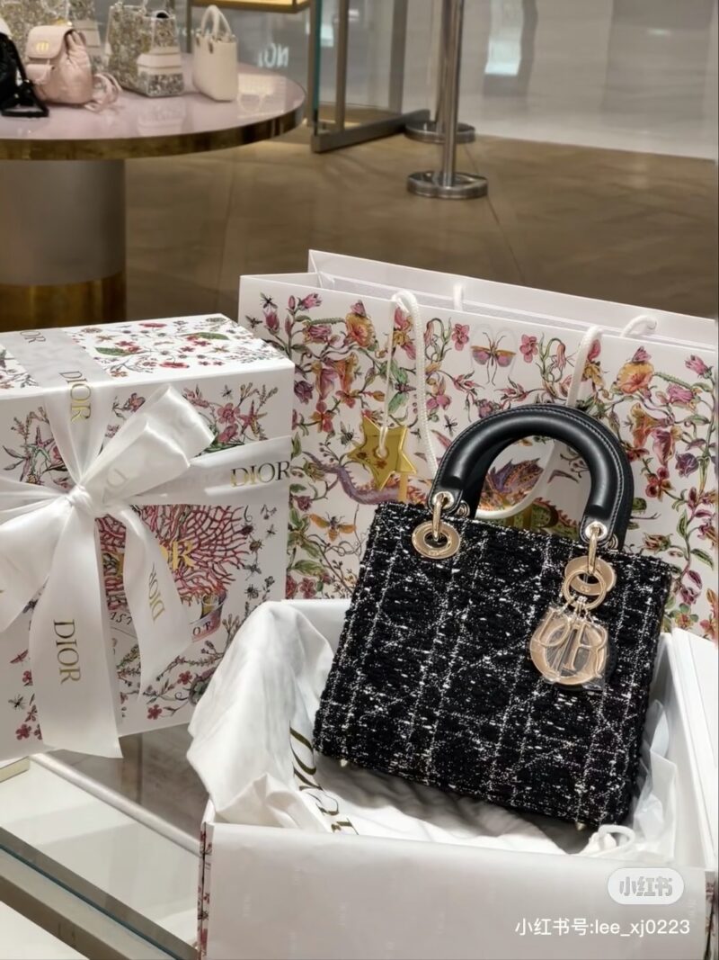 [Lady Dior]。 Coarse black cloth paired with leather. [Lady Dior]. Realistic photo of rough black cloth paired with leather
Triple Queen's Shoulder Strap