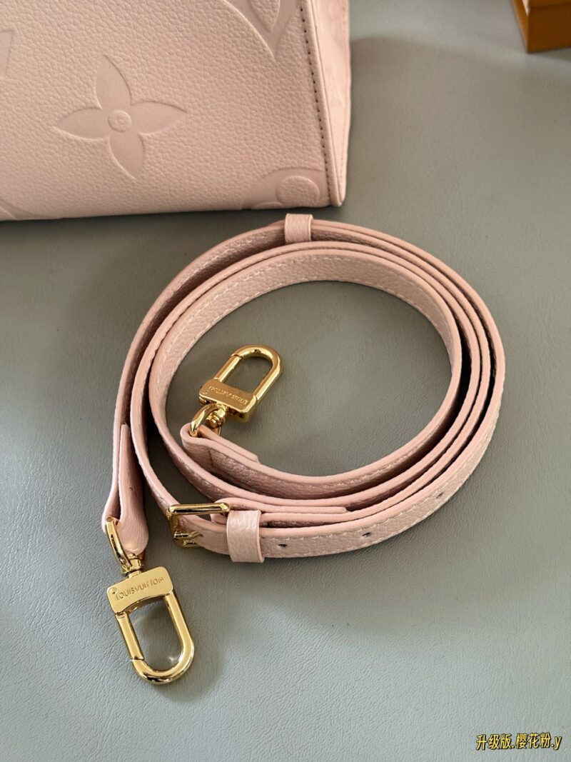 235 box
Size: 25 * 20cm (small)
Excellent quality, understand the goods ??
It's really too advanced!
Warm, gentle, and creamy Iv on the go tote bag
Pink looks so white and tender, so cute and lovely!!
Search Lv on the go shopping bag