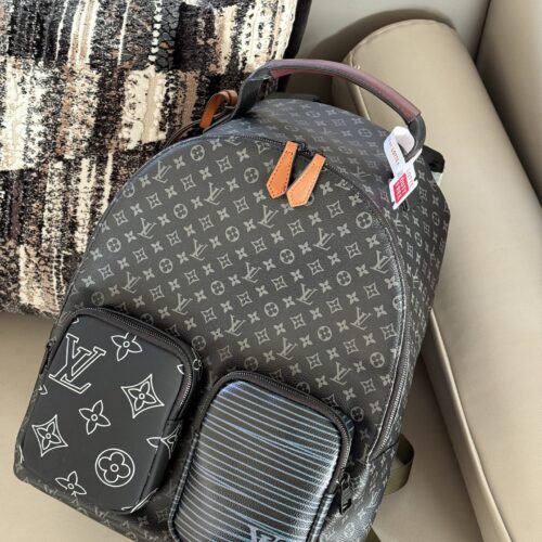 240 without box
size：30*42cm
L family color blocked backpack
The backpack is designed specifically for energetic men. Lightweight and spacious,
The size is just right!