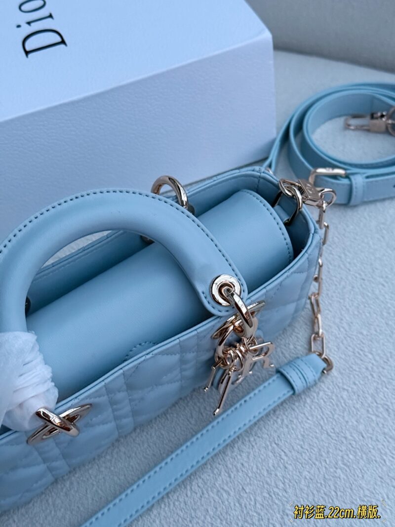 b75b65432c.jpg 210 255 box
Size: 12.5 * 11.5cm (ultra mini)
22*12cm
Dior handbag by Diana
D Family Princess Blue Shirt
It's very simple and elegant to hold in your hands and shoulders!
The milky blue color looks refreshing and invigorating
