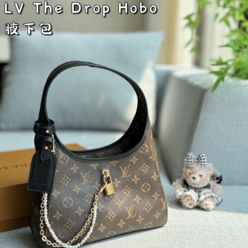 230 Complete Gift Box Set ? Pendant
size：25.5×16
LV The Drop Hobo Underarm Bag Single Shoulder Handbag Chip Version
Small handbag~Super retro!!! Very suitable for underarm and back in summer
Classic presbyopia paired with lock accents, small and...