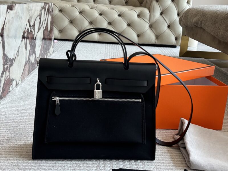 275 boxes
size：31*26cm
Hermes handbag
Canvas shopping bag ?
A bag that is easy to pack in physical form
Recently, I have been carrying my back while traveling
There is texture! Super advanced!
Its capacity is very friendly ..