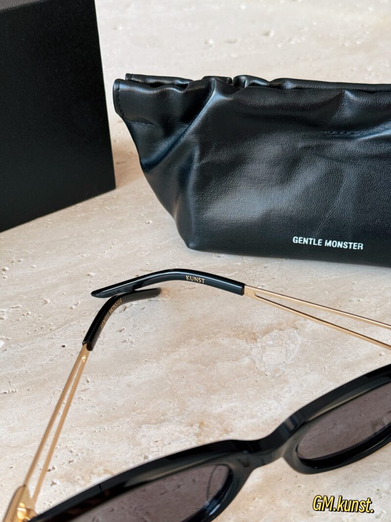 b78fe712da.jpg 205 with packaging
GM-kunst
Stylish girl's 25 year new must-have GM sunglasses!
KUNST is super good-looking and not picky about face shape!
Simplicity and sophistication are full!
The design is very innovative, versatile and not picky about face shape~