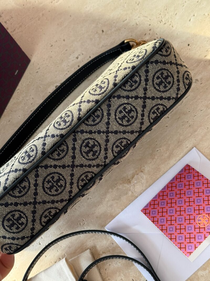 b7a0d2c01a.jpg 225 boxes
size:27*15cm
TB Monogram Underarm Bag
Laohua full printed armpit bag
Handheld single shoulder crossbody bag with elegant temperament
Underarm bag is very lightweight, woven with jacquard fabric, blue is very lively