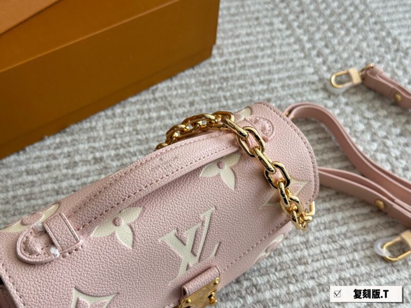 b7a1e0d508.jpg 300 boxes
size:21*13cm
L's new small postman Metis
Freshly baked colors in spring and summer
The perfect sized LV mailman bag is here
The usage rate is super high!
Cute and lovely finally!! It's out!