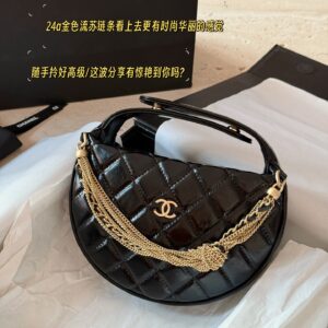 225 boxes
size：18*12.5cm
Xiaoxiang's 24A hula hoop is amazing!
Oil wax cowhide hula hoop bag
Really cute, huge, exquisite and beautiful
The gold tassel chain of 24 inches looks more fashionable and luxurious
Carry the high-end items casually
Did th...
