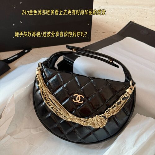 225 boxes
size：18*12.5cm
Xiaoxiang's 24A hula hoop is amazing!
Oil wax cowhide hula hoop bag
Really cute, huge, exquisite and beautiful
The gold tassel chain of 24 inches looks more fashionable and luxurious
Carry the high-end items casually
Did th...