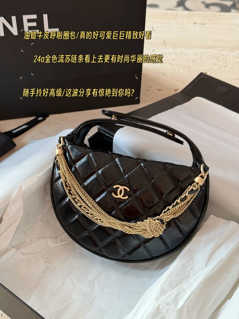 b7a3a8ddce.jpg 225 boxes
size:18*12.5cm
Xiaoxiang's 24A hula hoop is amazing!
Oil wax cowhide hula hoop bag
Really cute, huge, exquisite and beautiful
The gold tassel chain of 24 inches looks more fashionable and luxurious
Carry the high-end items casually
Did th...