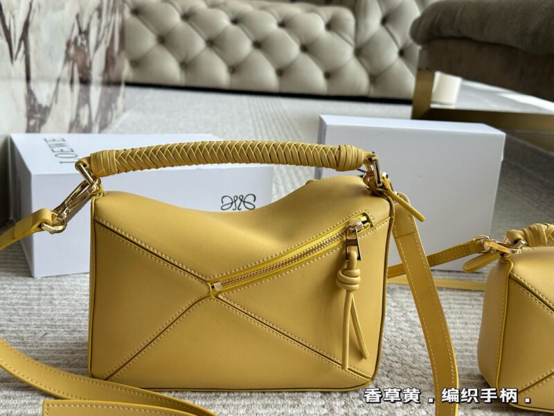 Box pairing
Size: 18 * 10cm (mini)
24 * 15cm (large size)
Loewe Geometry Package Puzzle
The special design of the controller adds a touch of craftsmanship to the puzzle
Who understands the beauty of this special version puzzle