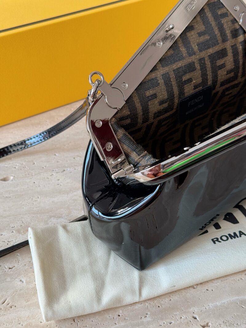 b7b60d954a.jpg 230 box
size:26*18cm
FENDI First handbag, how could a sweet summer be without it
You can hold it in your hand, cross it, or carry it on your back!