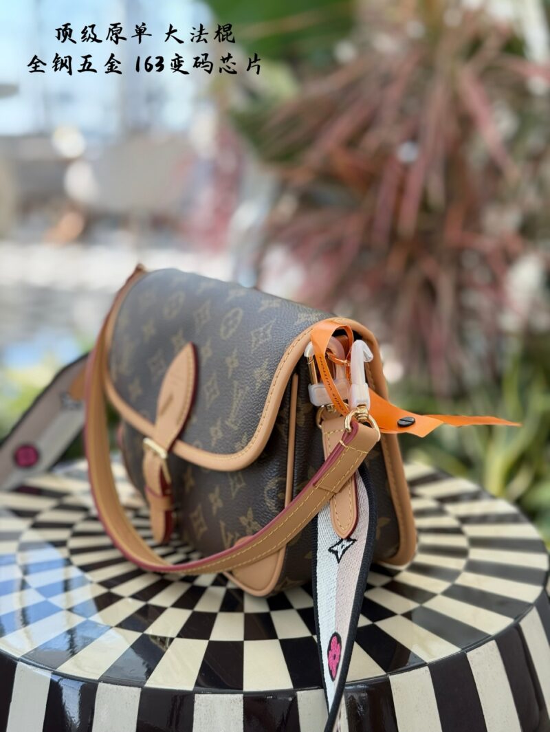 Counter synchronization 163 chip version p325
Lv's new Diane vintage flower stick bag for fashion shows, one shoulder crossbody armpit bag with floral embroidery shoulder strap, all steel hardware
Size: 24 * 15 * 9CM, with 2 shoulder straps that can ...