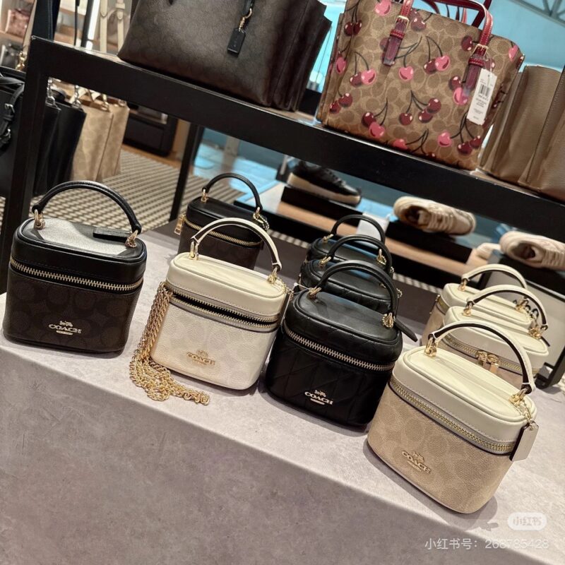 b7e925c7bb.jpg Chanel? Coach? The latest small square box bag is super charming and can hold foldable phones
Lipstick keys are very versatile
Small and exquisite, this is not a proper concave shaped artifact