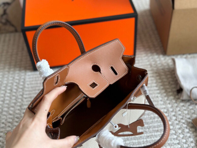 310 complete sets of packaging
size：25cm
The season for carrying platinum bags has arrived
Bk25 Original Quality ??
Hermes | Birkin 25 canvas patchwork is really amazing, it can be salty or sweet
Extremely difficult to buy beautiful canvas birk...
