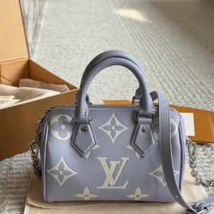 255 new model (with box)
size：20*14cm
L Home SS23 Speedy 20
Experience the joy of purple together~
Carrying a small bag, I really love it, love it~
?? Purple;
Search: Lv nano