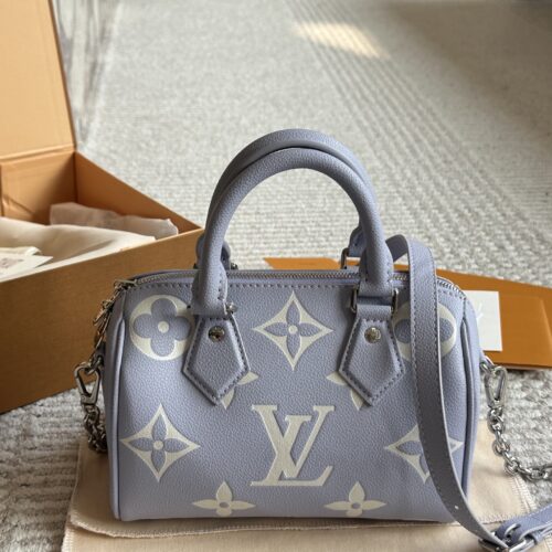 255 new model (with box)
size：20*14cm
L Home SS23 Speedy 20
Experience the joy of purple together~
Carrying a small bag, I really love it, love it~
?? Purple;
Search: Lv nano