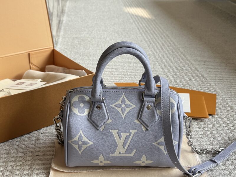 255 new model (with box)
size：20*14cm
L Home SS23 Speedy 20
Experience the joy of purple together~
Carrying a small bag, I really love it, love it~
?? Purple;
Search: Lv nano