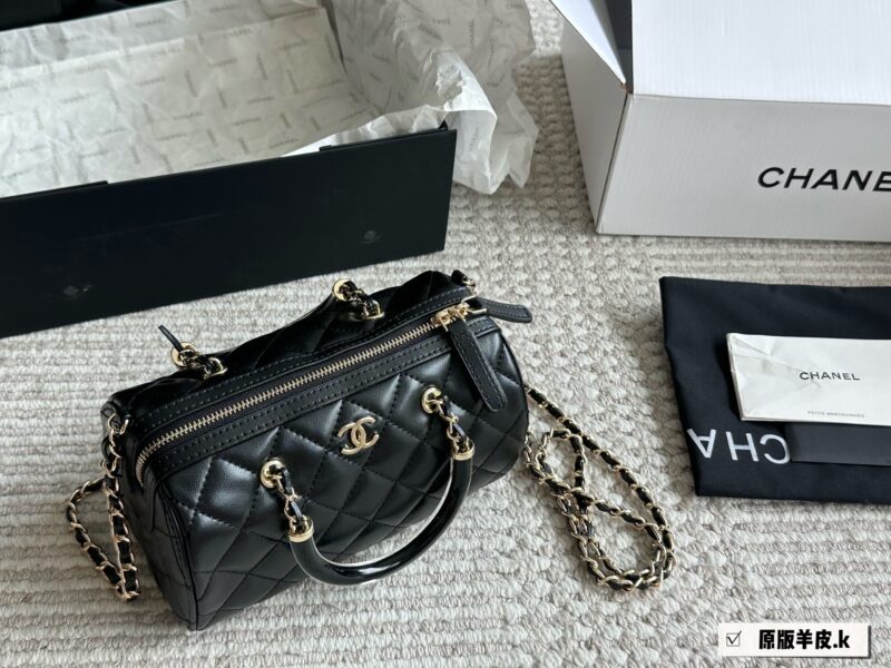 Chanel Boston P275
Chanel 25P Bowling Bag Elegant Beauty
#The bag is not duplicated, Chanel black with white border Boston 25P bowling ball 6 Boston! Carrying a crossbody, both phones can fit in! Still comfortable and durable, the market is very obvi...