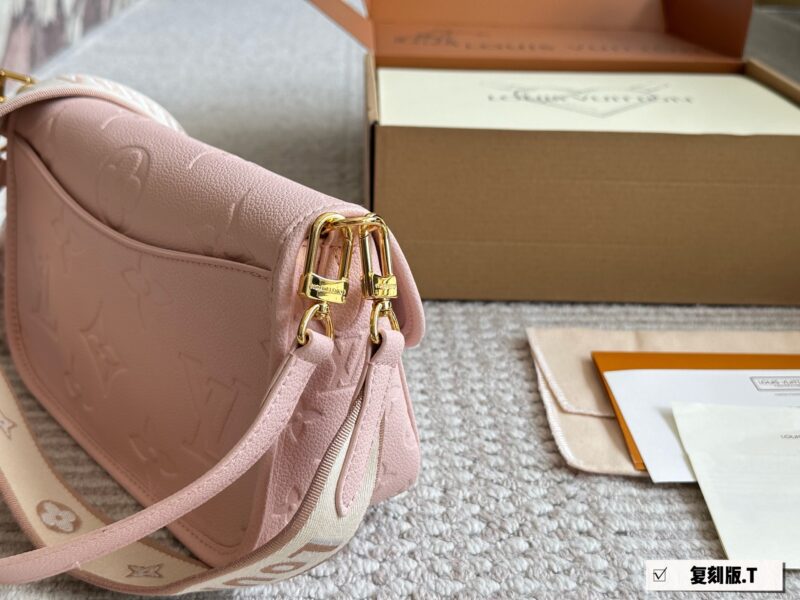 b827cc41d2.jpg 265 box
size:25*17cm
L Family Diane French Stick Handbag
The magic wand bag is really beautiful!
The leather and color are both good,
Configure two shoulder straps ?? Sweet and salty!
Search for Lv Law Stick