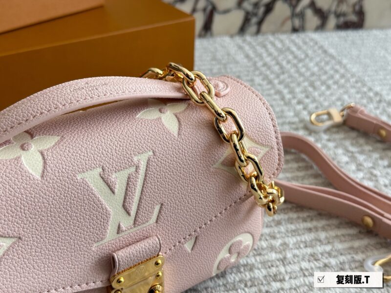 b843237239.jpg 300 boxes
size:21*13cm
L's new small postman Metis
Freshly baked colors in spring and summer
The perfect sized LV mailman bag is here
The usage rate is super high!
Cute and lovely finally!! It's out!