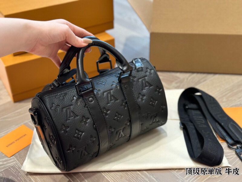 b844899164.jpg ¥270
The Lv X Nigo Keepall xs 21 Pillow Bag is an ideal urban handbag. The iconic design and classic Monogram canvas, combined with multiple carrying options and luxurious natural cowhide trim, add a fashionable and avant-garde feel to this bag. Siz...