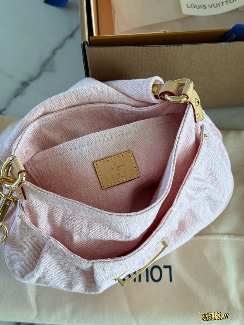 320 box (replica version)
size：26*18cm
L's denim sunset is perfect for spring and summer
I really like the tannin series
The Sunset capacity is sufficient,
Soft and not afraid of pressure,
Pink cherry blossom ingots are too cute!! Who can withstand this