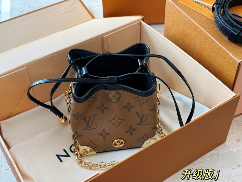 b86ed0941f.jpg 230 box
size:12*11cm
Shao Mai Xiao Fu Bag
The Lucky Yellow Flower Roast Sale of the Sucking Donkey Family~
L's noe purple is deeply moved
Beautiful and cute with 2 shoulder straps (hardware 10 straps) that can be carried by hand or slung diagonally...