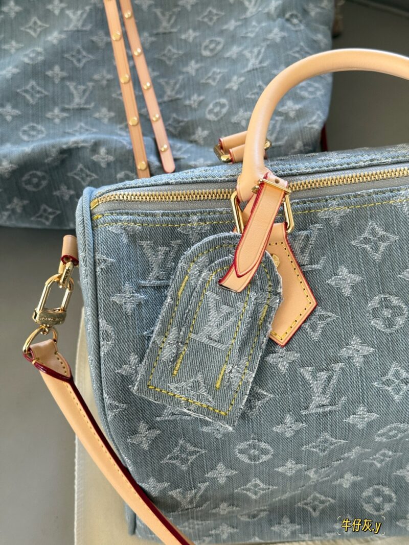 290 box upgrade version y
size：30*21cm
Come and take a look at L's Speedy30 pillow bag
Size 30cm is suitable for daily use and travel!
I really like this size
Very useful! Too cool!
This denim bag exudes a vintage atmosphere and is packed with UP!