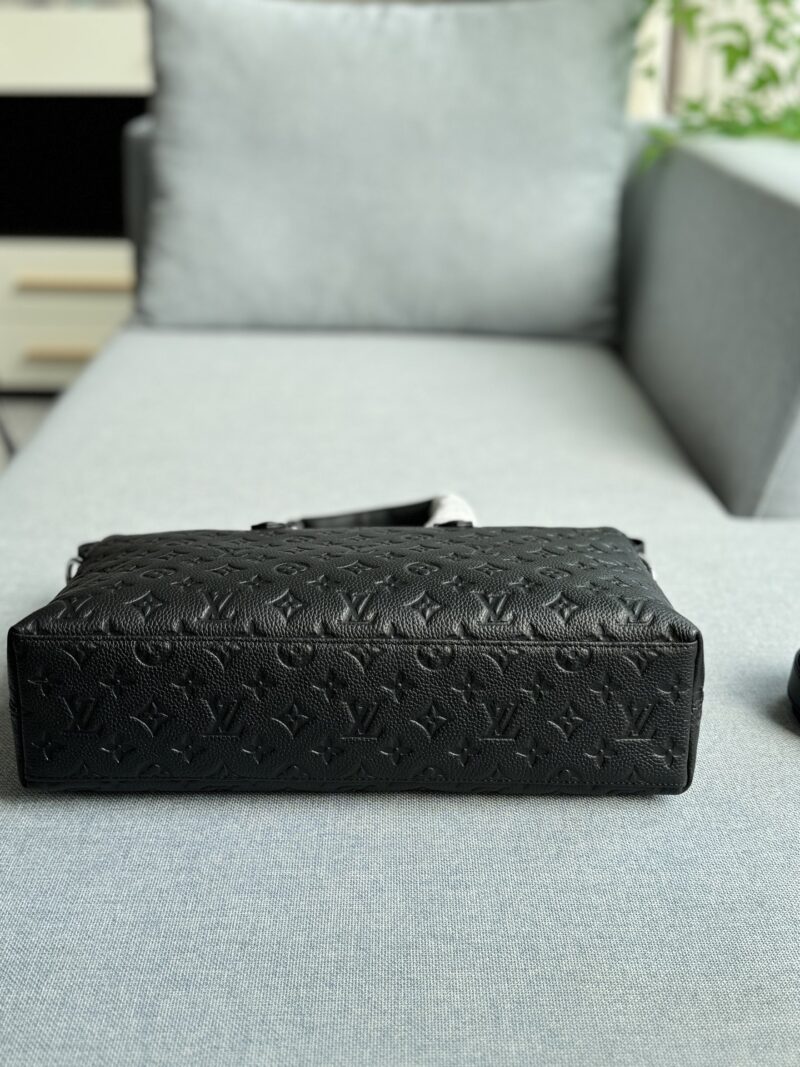 b886d032c0.jpg Cowhide 355
size:39×28
LV Exploer embossed commuting bag, office bag, computer bag, shoulder bag, crossbody bag, handbag
Simple and practical, with a premium yet understated texture, suitable for both business and leisure, and featuring vintage fl...