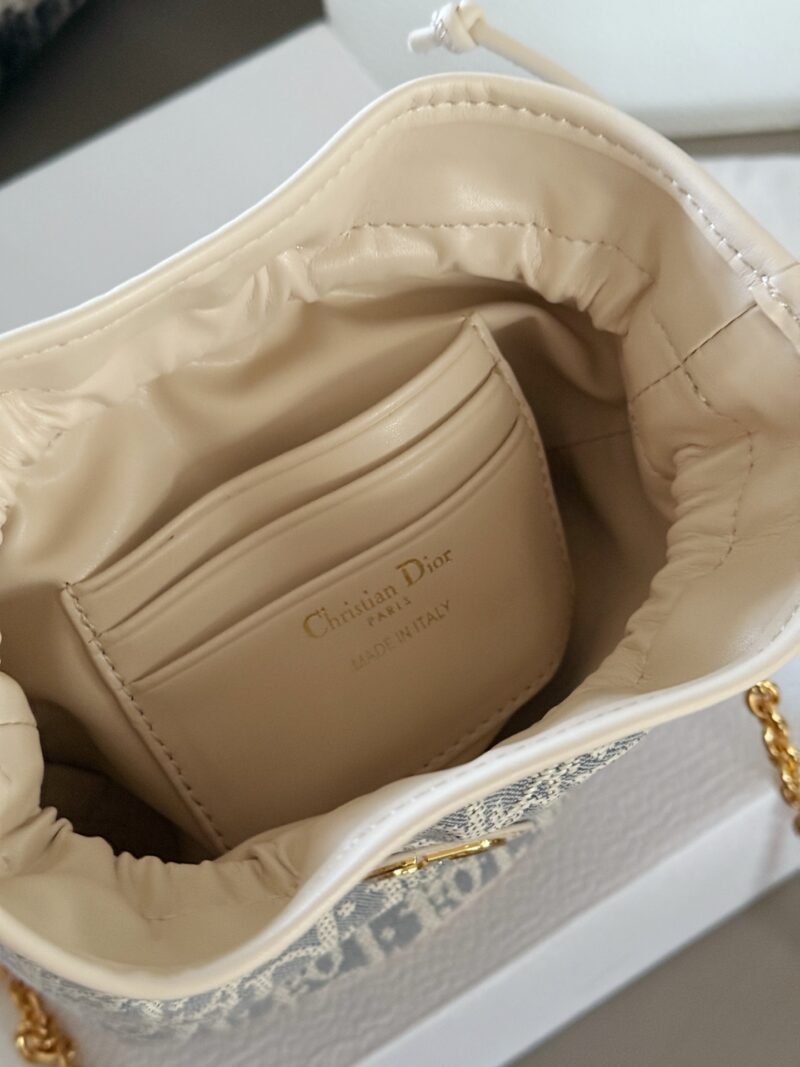 b88d790e00.jpg 275 boxes
size:17*18cm
D's new small water bucket is here~
Get rich at first sight!
The new way to carry Xiaofu Bags! My armpits are really amazing
2025 new color scheme sea salt white "beautiful to the heart's nest