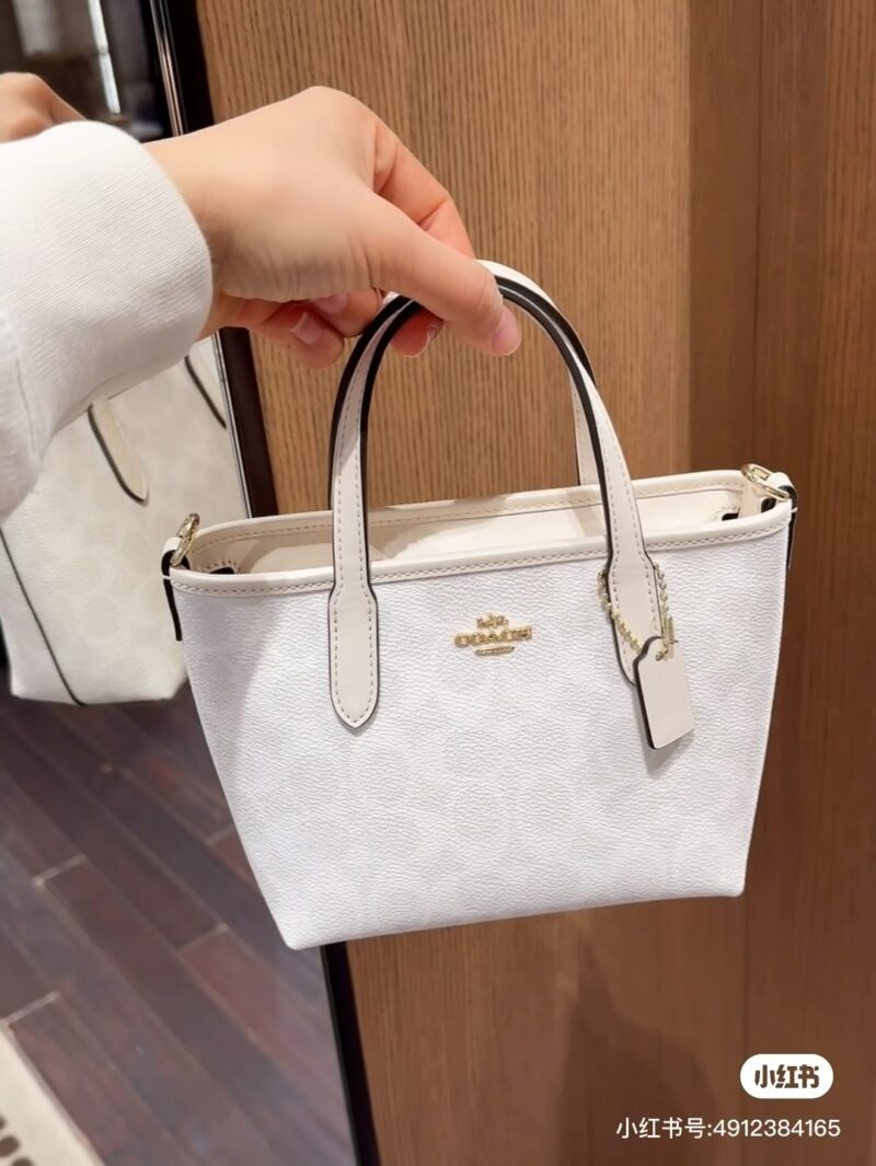 b8971f9a64.jpg Coach | New Mini Tote Glacier White is too beautiful~
Gentle girl should have a girl's heart bag
Paired with long and wide shoulder straps, providing ample comfort
Retro and versatile~