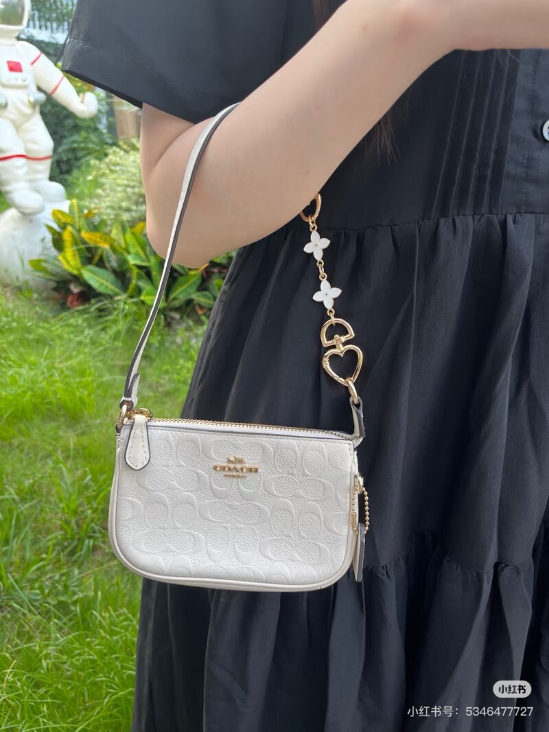 Coach relief nolita mahjong
Those who have bought Coach Outlet should know that either running naked or giving away a plastic bag with a logo has no sense of ceremony .
However, the official box set is still worthy of praise. It is paired with a C-bu...
