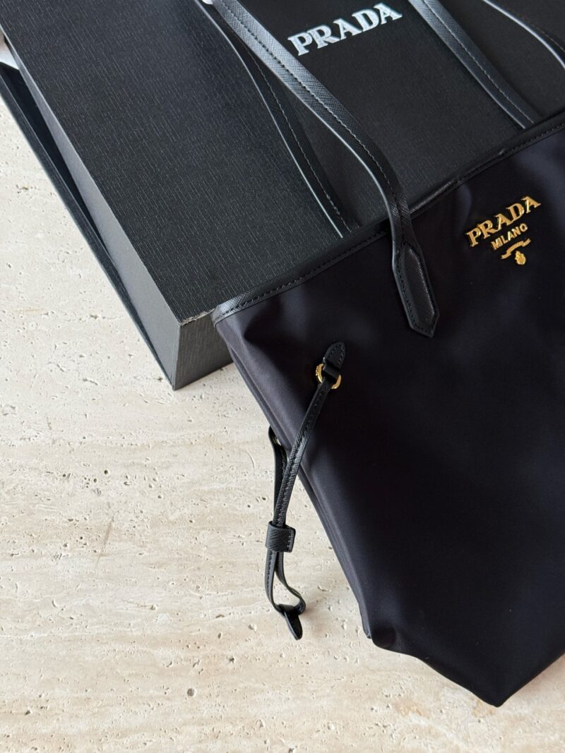 b8a7bf0fbf.jpg 235 box
size:32*28cm
Prad tote bag (shopping bag)
Specialized nylon fabric!
light! Comfortable! Extremely practical!
Another timeless shopping bag