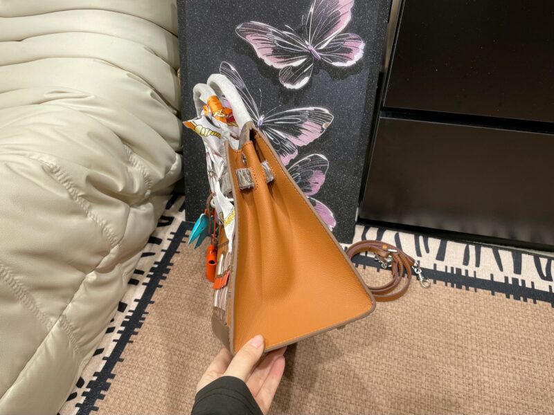 b8a8a76310.jpg Folding box ? Airplane Box
Hermes new Birkin house handbag
The elements of the house seem to bring fairy tales into reality
Unique and adorable, absolutely eye-catching ??
Open the mouth, pick up the casual, lazy and buckle up temperament
Exqui...