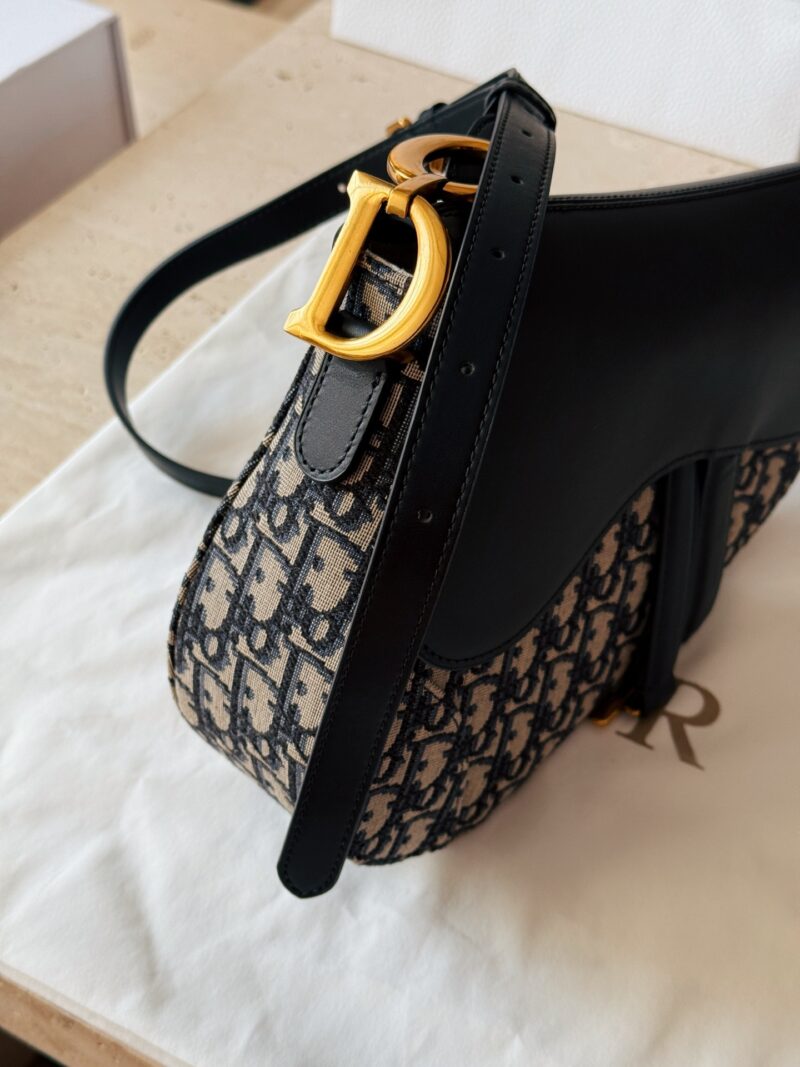 320 boxes (presbyopia)
Size: 25cm (top width) * 20cm high
D's new product is here
Retro Oblique Blue is so beautiful!
The shoulder strap can be adjusted in a wide range!
Underarm crossbody