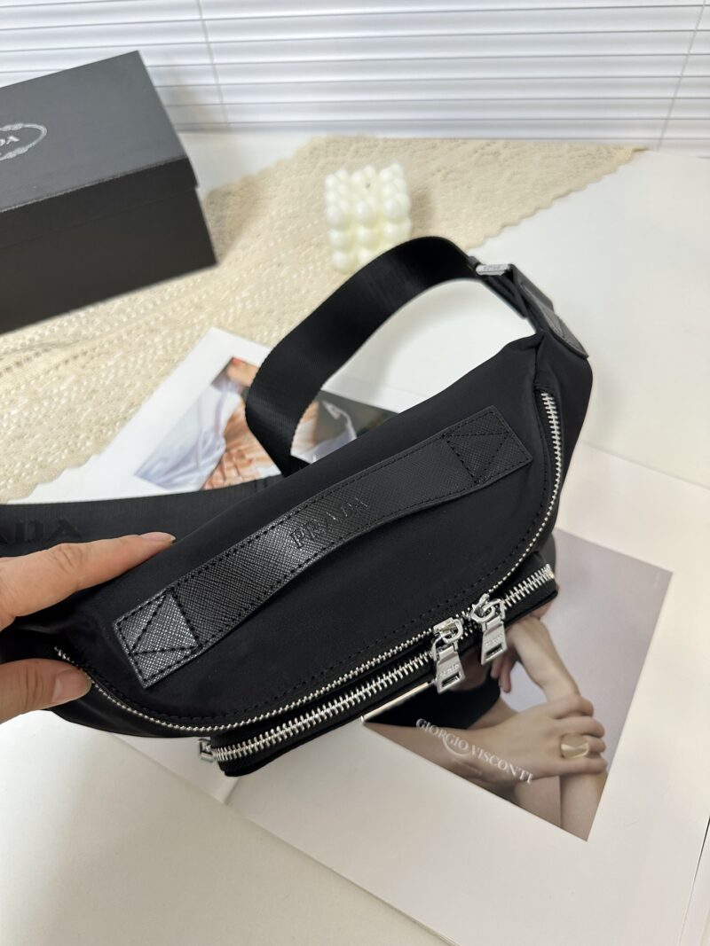 Comes with PRADA gift box, size 30x15 waist bag/chest bag model 2VH 165. This waist bag design is not only practical but also enhances the overall design sense, making it easy to raise the body proportion. The bag can be worn as a chest bag or crossb...