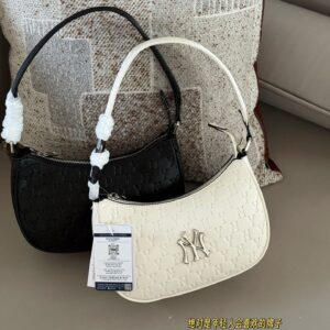 170 boxes
size：22*15cm
Summer travel|
We can't do without an MLB armpit bag
MLB Dark Pattern Underarm Bag
Understand me, black and white are two colors
High end feeling with leather surface for better maintenance