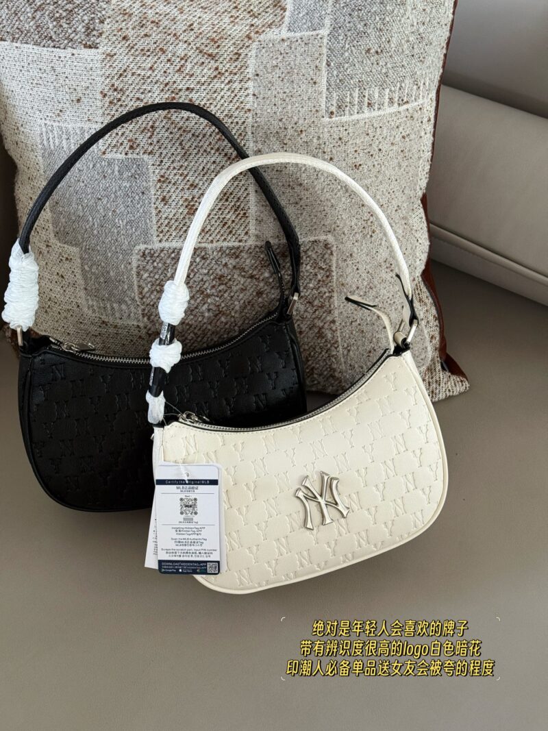 b8ee44cdec.jpg 170 boxes
size:22*15cm
Summer travel|
We can't do without an MLB armpit bag
MLB Dark Pattern Underarm Bag
Understand me, black and white are two colors
High end feeling with leather surface for better maintenance