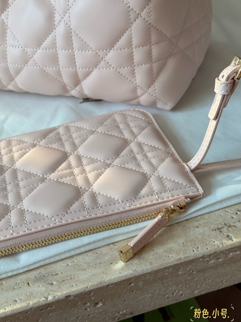 b8fd47fa8f.jpg 300 310 box upgraded version again
Size: 23x15cm (small size)
28 * 21cm (large size)
D's super popular Toujours shopping bag
I personally think the bag design is really durable!
New Pink~
Cool and cute~pink powder is tender and tastes foreign!