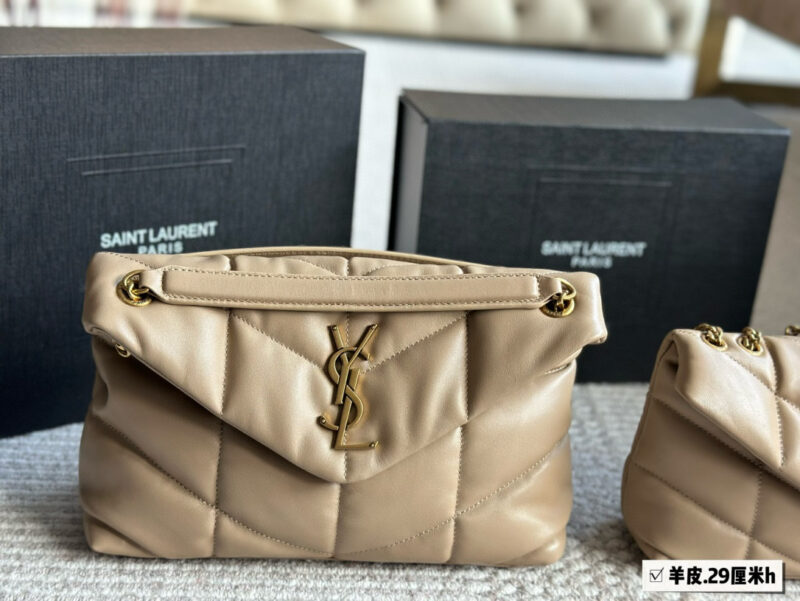 b901167d87.jpg Box sheepskin
Size: 29 * 22cm (large)
23 * 16cm (small)
YSL Cloud Bag
LOULOU PUFFER
Quilted lamb leather bag
Like embracing clouds ?? General feeling